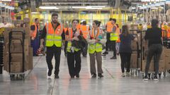 Varios trabajadores en el centro Logstico de Amazon en el polgono de Bobes