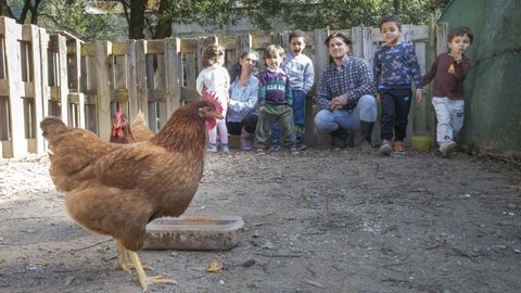 Mercedes y su hijo &Iacute;&ntilde;igo con un grupo de ni&ntilde;os en Galicia Montessori, un proyecto que aspira a agrandarse. &laquo;Queremos crecer y llevar esto a m&aacute;s lugares y a m&aacute;s familias, para que llegue a m&aacute;s ni&ntilde;os&raquo;, dice la pedagoga, quien adem&aacute;s lleva 18 a&ntilde;os trabajando con escuelas y centros de formaci&oacute;n p&uacute;blicos, dando cursos al cuerpo docente, sembrando tambi&eacute;n all&iacute; &laquo;la semilla del cambio&raquo;.