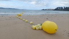 Boyas arrastradas por el mar a la playa de Silgar, en Sanxenxo
