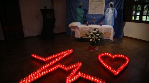 A parroquia da Xunqueira en Vilagarc�a montou este altar en homenaxe o persoal sanitario que estivo o frente da pandemia.