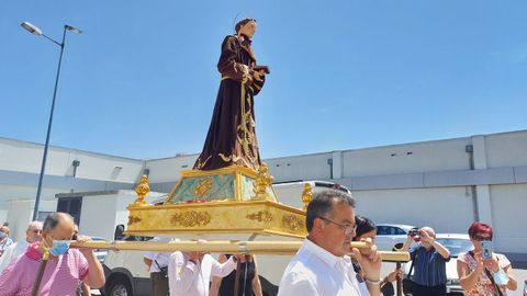 La imagen de san Antonio en un momento del recorrido de la procesin