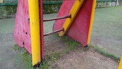 Elementos deteriorados en el patio del colegio de A G�ndara