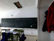 El deterioro de la cubierta provoca que el agua de la lluvia penetre en el interior de las aulas. 