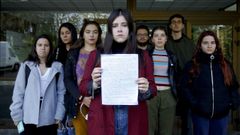 Carmen Carballido, la segunda alumna a la que el profesor Luciano M�ndez vej� con comentarios sobre su escote, junto a compa�eros de clase y miembros de sindicatos estudiantiles tras denunciar los hechos ante el decanato