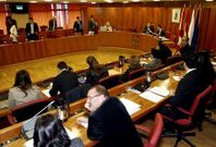 Los ediles del PSOE abandonaron la sesi�n tras suspenderla Caballero por las protestas.