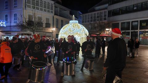 El desfile termin� en la plaza de Espa�a, donde est� instalada una estructura luminosa en forma de bola de �rbol de Navidad