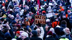 Una pancarta con el lema  Nazis fuera  en una manifestacin contra la AfD, en Berln.
