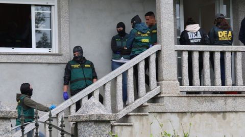 Agentes de la UCO y la DEA en el registro de una casa en Bai�n.