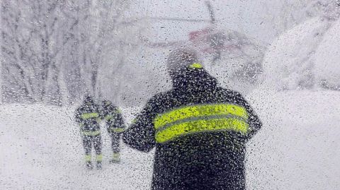 Trabajo de los equipos de rescate. 