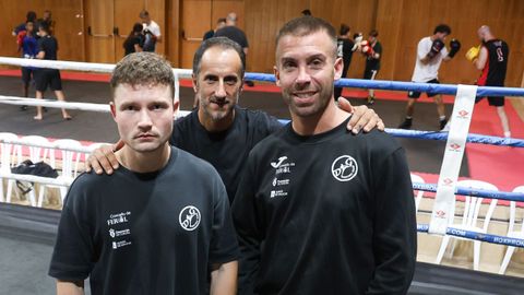 Dani Galdo junto con los dos entrenadores del club de boxeo DG Fighters