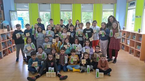 Los ni�os del Salustiano Rey Eiras posaron con los lotes de regalos en la mano.