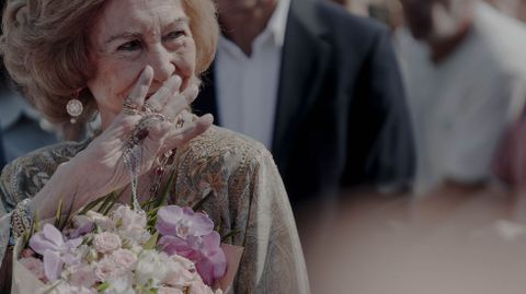 La reina em�rita Sof�a fue agasajada con varios ramos de flores durante su visita a Oulego.