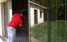 El Concello puso una reja, tipo c�rcel, para evitar nuevos robos en el edificio.