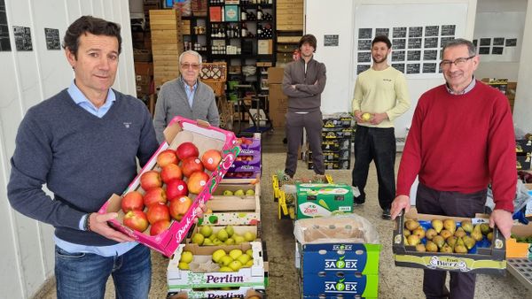 Sobre estas l&iacute;neas, Benito (Misko), su padre, Benito; sus hijos Jorge y Gonzalo, y su primo, Miguel, en el almac&eacute;n de frutas de Vigo que alberga a tres generaciones de la familia 