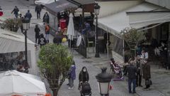 El tiempo agradable durante la ma�ana de ayer anim� a los residentes a acudir a la calle peatonal