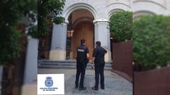 Un agente con el prroco a las puertas de la iglesia de San Bartolom, donde tuvo lugar el altercado