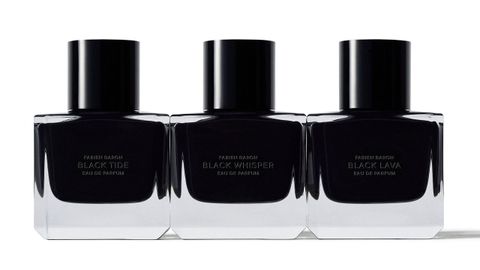 Fabien Baron x Zara 50 Aniversario ? Set de Fragancias Final Black es una colección de tres fragancias creada por Baron junto al maestro perfumista Alberto Morillas. Cada frasco de vidrio negro recargable, con formas afiladas y dimensionales, viene dentro de un estuche acrílico minimalista concebido como objeto escultórico. El trío canaliza la fuerza elemental de la naturaleza a través del aroma: