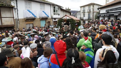 Estrea do peliqueiro no entroido de Laza e reparto de bica na Picota.