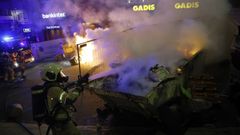 Los bomberos apagando contenedores en el centro de A Coru�a