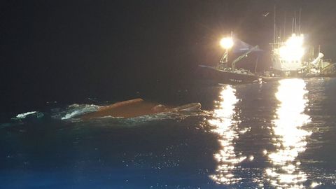 Barco Maremi, volcado en Santander