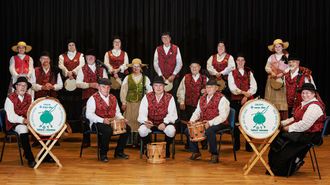 Paco de Xani&ntilde;o, a la izquierda con el bombo, junto a sus compa&ntilde;eros de O Son do Pote