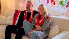 La princesa Mette-Marit, siguiendo el partido de Noruega frente a Brasil con el pr�ncipe Haakon. Es la primera foto de ella tras someterse a un trasplante de pulm�n