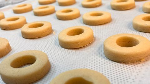 Briz Boutique versiona la receta tradicional de las rosquillas para endulzar la nueva novela de Pilar S�nchez Vicente