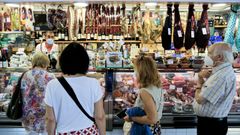 Un grupo de turistas, haciendo cola en un puesto de alimentaci�n de la plaza de abastos de Lugo