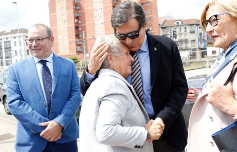 El presidente del Principado, Javier Fernndez, besa a Juana Mara Esparta, viuda de Manuel Ponga, en presencia de la alcaldesa de Avils, Mariv Montesern, y el presidente de la Autoridad Portuaria, Santiago Rodrguez Vega

 