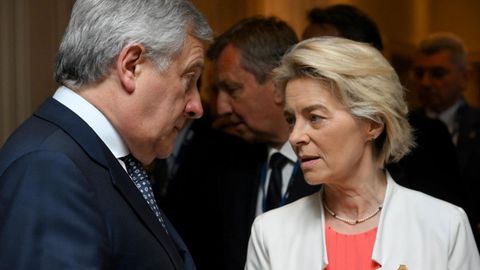 Ursula von der Leyen (derecha) habla con el ministro de Exteriores italiano, Antonio Tajani, el lunes en Bruselas.