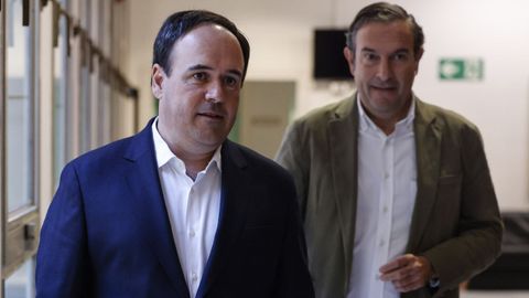 El secretario general del PPCV y candidato a la presidencia de la Generalitat, Juanfran Prez Llorca, junto al nuevo portavoz en las Cortes Valencianas del partido ?sustituye a Llorca?, Fernando Pastor.