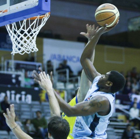 Edwards lanza a canasta contra el Valladolid. 