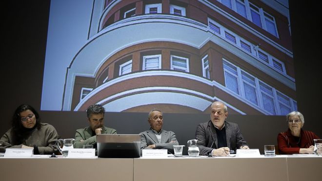 Jos Ramn Soraluce Blond, en el centro de la imagen, durante la presentacin de su libro en la Domus