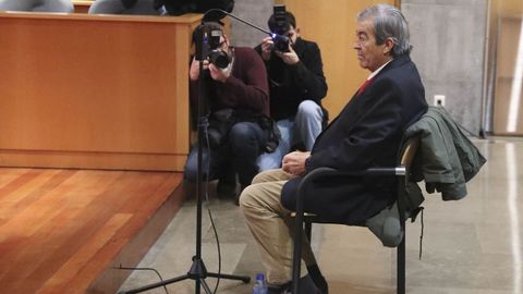 El exvicepresidente del Gobierno y expresidente del Principado, Francisco lvarez-Cascos, se sent en el banquillo de la seccin tercera de la Audiencia Provincial de Oviedo para ser juzgado del delito continuado de apropiacin indebida del que se le acusa por cargar gastos personales a Foro Asturias