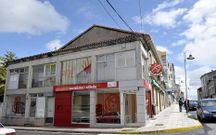 Nueva sede socialistas en el centro de Silleda mientras la antigua est� en alquiler pero mantiene r�tulo.