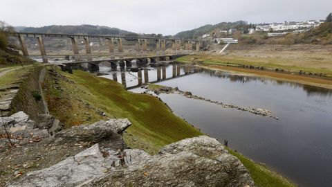 Embalse de Portomarn con un nivel de agua muy bajo, donde se puede apreciar el antiguo puente anegado