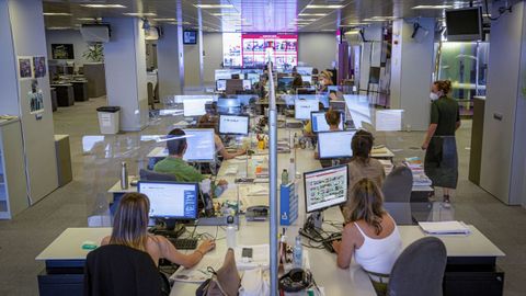 No 2019 culmina o proceso de integración da redacción de La Voz, coa incorporación de todos os xornalistas e seccións ó traballo da páxina web. Na imaxe, a redacción en xullo do 2020