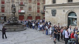 Peregrinos y turistas haciendo cola este lunes para entrar en la catedral de Santiago