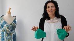 Loli Polo, con dos de las mascarillas que ha confeccionado de manera altruista