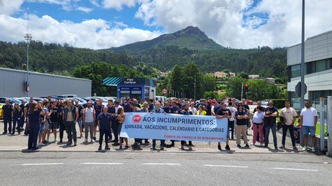Trabajadores de la empresa durante la concentraci�n celebrada este viernes ante las instalaciones de Zam�ns