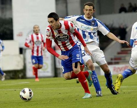 Iago, en un arranque de carrera por la banda ante el Recre.