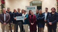 C�sar Fern�ndez y Mar�a Tabar�s estuvieron acompa�ados de otros directivos de Acauto y C�ritas en el acto de entrega del dinero recaudado