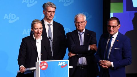 La copresidenta del partido y facci�n Alternativa para Alemania (AfD), Alice Weidel, la candidata electoral de AfD, la Dra. Marc Jongen, miembro del Parlamento estatal de Baden-Wurtemberg, Emil Saenze, y el copresidente del partido y facci�n AfD, Tino Chrupalla, se despiden del p�blico al final del inicio de la campa�a electoral de AfD para las elecciones europeas en Donaueschingen, Alemania. 27 de abril de 2024. Las elecciones al Parlamento Europeo de este a�o est�n programadas en todos los estados miembros de la UE del 6 al 9 de junio.