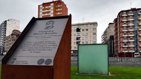 La placa en memoria de Alejandro Mieres con su escultura urbana 'Cubo' al fondo