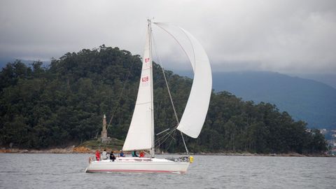 Un crucero, durante una regata reciente en la r�a de Pontevedra