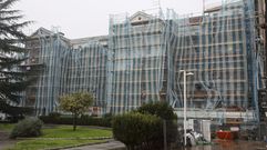 Andamios en la parte trasera del edificio, en una vista tomada desde la plaza de Sevilla.