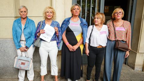 La presidenta de Amama, �ngela Claverol, segunda por la izquierda, registra el pasado martes en la Fiscal�a una denuncia contra la Junta de Andaluc�a por irregularidades en el cribado del c�ncer de mama.