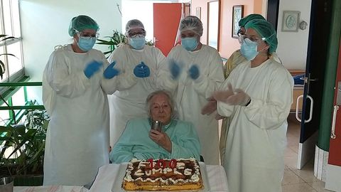 Concha Rodr�guez, con la tarta que le prepararon en la residencia Nuestra Se�ora de la Esperanza