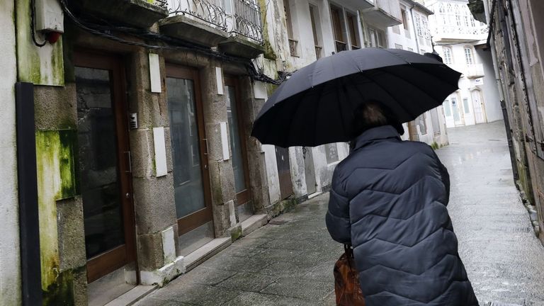 A la izquierda, bajo nmero 65 de la calle Rosala de Castro, en Viveiro