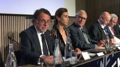 Creuheras, en primer t�rmino, con otros miembros del jurado del Planeta